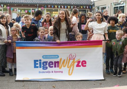 Opening Kindcentrum Eigenwijze kinderen met spandoek