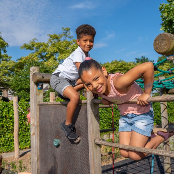 de marel spelende kinderen op rek