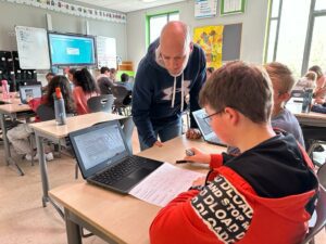 Meester job OBS de kariboe in de klas met leerlingen